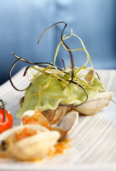 Stoomboot kokkels, spinazie ravioli, knoflook, tomaten en basilicum — Stockfoto