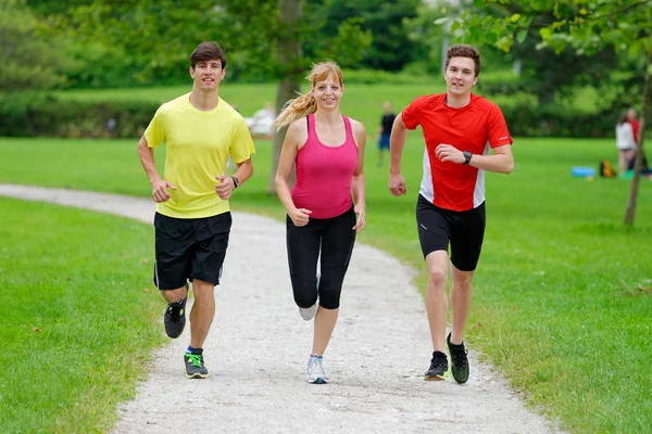 Grupp av idrottare jogging — Stockfoto