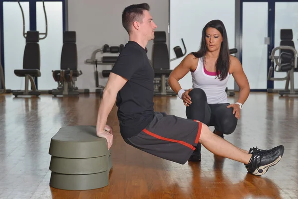 Personal trainer femminile che lavora con il suo tirocinante — Foto Stock