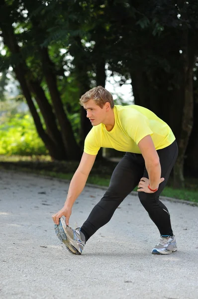 Genç sporcunun germe — Stok fotoğraf