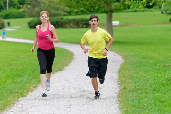 Jong koppel joggen — Stockfoto