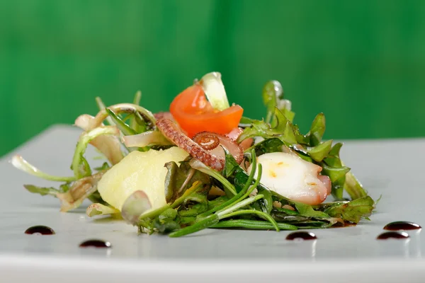 Fresh salad with seafood — Stock Photo, Image