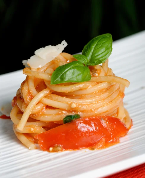 Pastas o espaguetis con salsa de tomate y albahaca — Foto de Stock