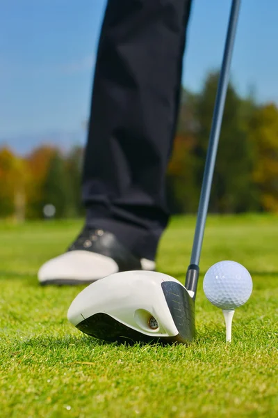 Motorista com bola de golfe — Fotografia de Stock