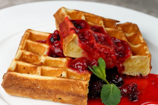 Belgian waffles with syrup and blackberries — Stock Photo, Image