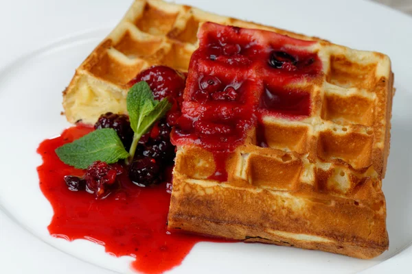 Belgian waffles with syrup and blackberries — Stock Photo, Image