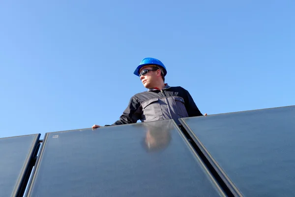 Hombre instalando paneles solares — Foto de Stock