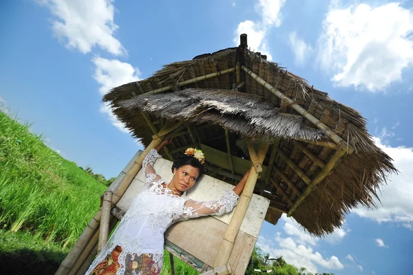 Asiatisk brud i hennes bröllopsklänning — Stockfoto