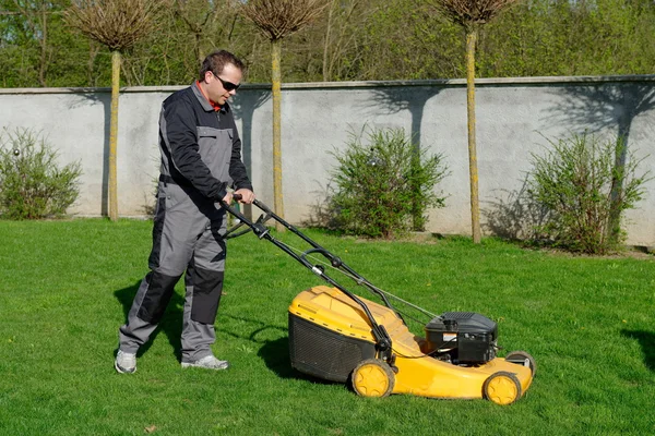 Tondeuse à gazon homme de travail — Photo