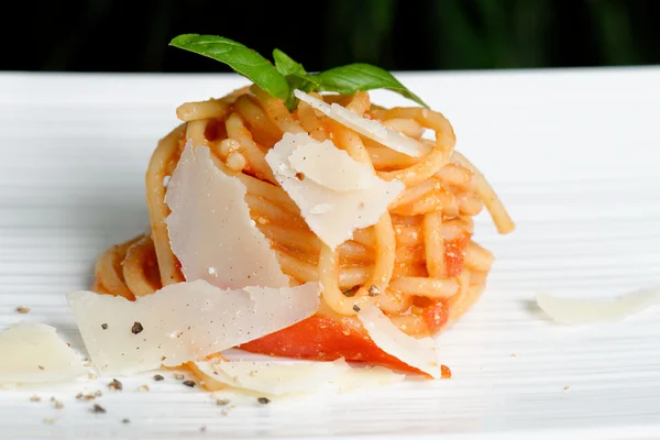 Makaron lub Spaghetti z sosem pomidorowym i bazylią — Zdjęcie stockowe