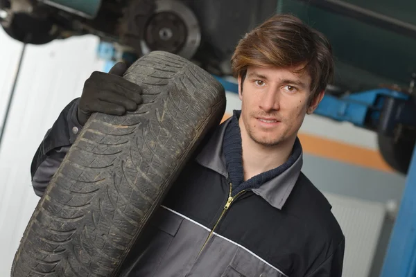 Carro mecânico e pneu sobressalente — Fotografia de Stock