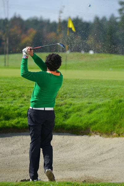 Hombre jugando al golf — Foto de Stock