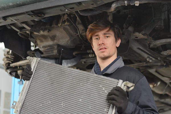 Car mechanic is Changing radiator — Stock Photo, Image