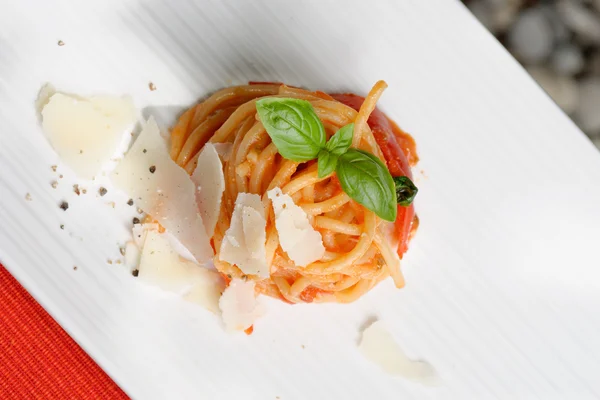 Pastas o espaguetis con salsa de tomate y albahaca —  Fotos de Stock