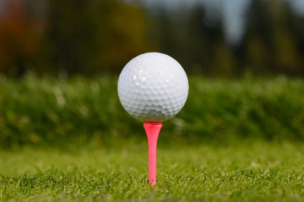 Pelota de golf en T —  Fotos de Stock