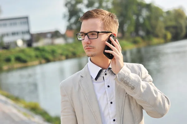 Affärsman med mobiltelefon — Stockfoto