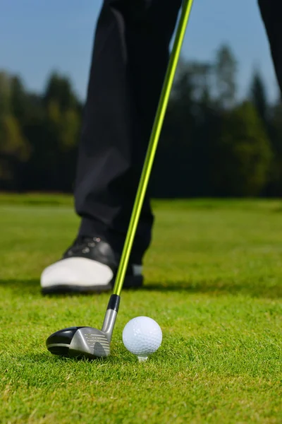 Golfista no clube vai fazer um chute — Fotografia de Stock