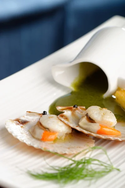 Scallop seafood appetizer with spinach sauce — Stock Photo, Image