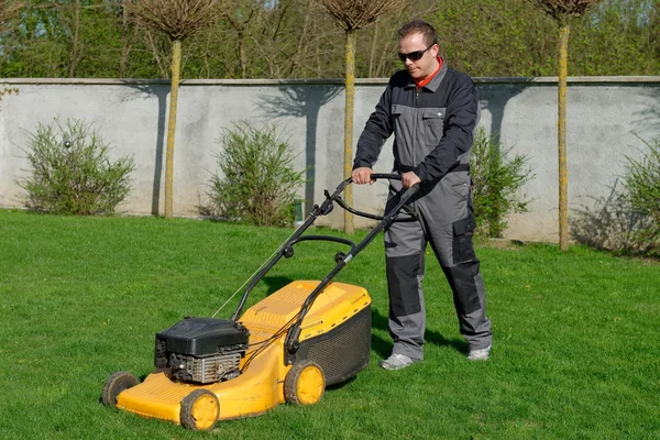 Rasenmähermann bei der Arbeit — Stockfoto