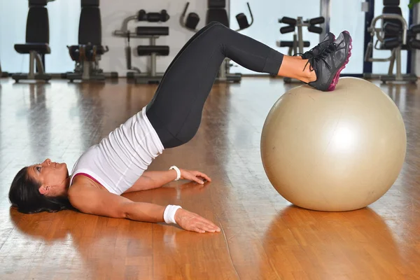 Woman exercising fitness ball — Stock Photo, Image