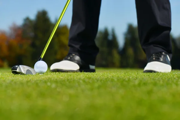 Hombre jugando al golf — Foto de Stock