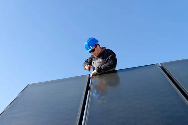 Man installeren van zonnepanelen — Stockfoto