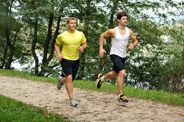 Due giovani atleti fanno jogging — Foto Stock