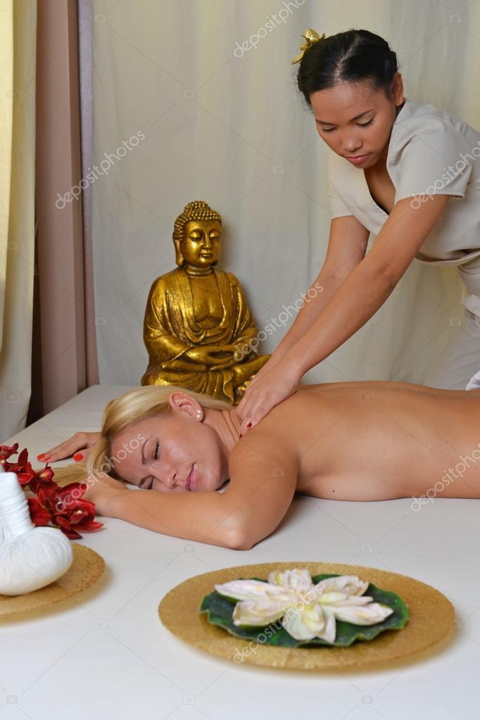 Pflegerin Vollbusige Bikini Femdom