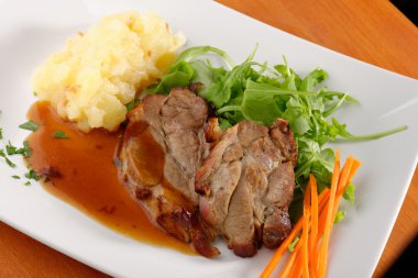 Kızarmış pirzola, patates püresi