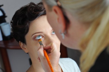 Sanatçı makyaj uygulamak yapmak