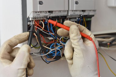 iş yerinde elektrikçi