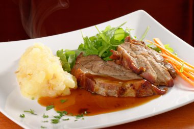 Kızarmış pirzola, patates püresi