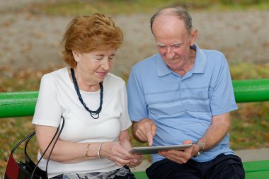Tablet Pc ile oturan iki üst düzey insanlar