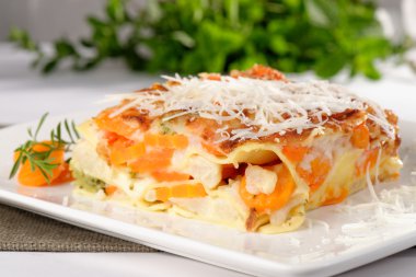 Beyaz tabakta vejetaryen lazanya