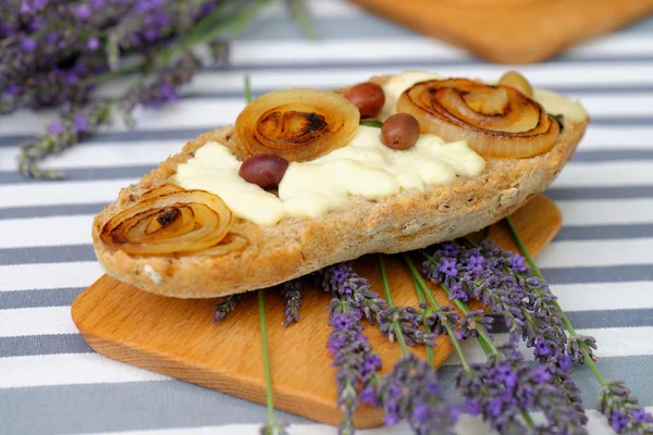 Ciabatta ekmeği Mozzarella peyniri ile — Stok fotoğraf