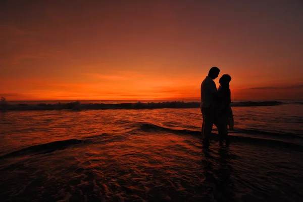 Silhouettes of a bride and groom — Stock Photo, Image