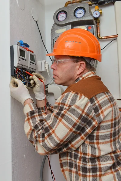 Elektricien op het werk — Stockfoto