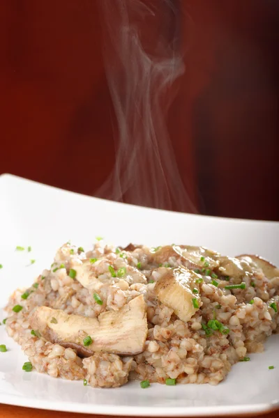 Buchweizenbrei mit Pilzen — Stockfoto