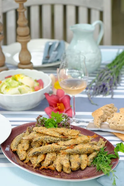 Gebakken Sardienen met aardappelsalade — Stockfoto