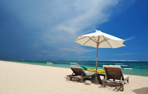 Blick auf schönen tropischen leeren Sandstrand — Stockfoto