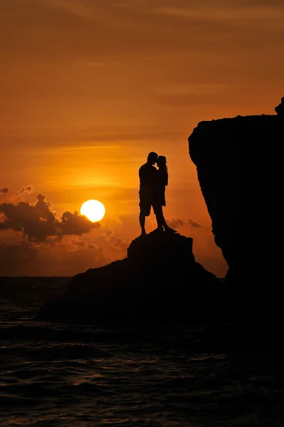 ロマンチックな若いカップル — ストック写真