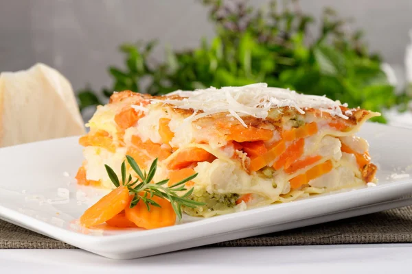 Lasagnes végétariennes sur une assiette blanche — Photo