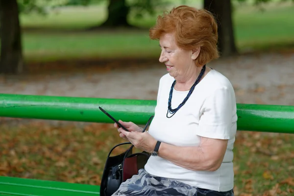 Senior vrouw, lezen — Stockfoto