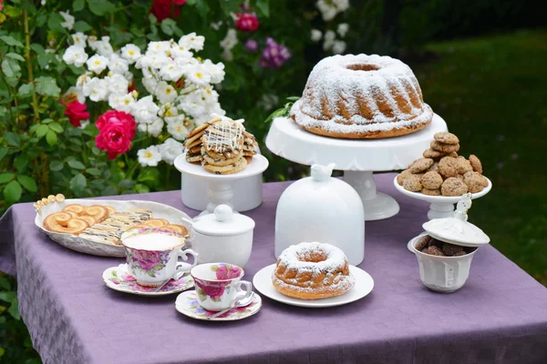 Fruitcake and homemade cookies — Stock Photo, Image