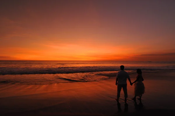 Silhouettes of a bride and groom — Stock Photo, Image