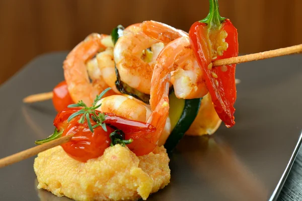 Spicy chili prawn skewers — Stock Photo, Image