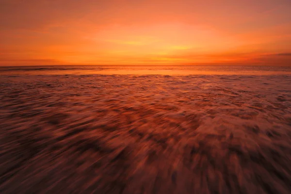 Pôr do sol na praia — Fotografia de Stock