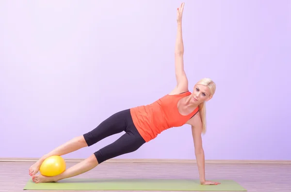 Vrouw doen pilates oefeningen — Stockfoto