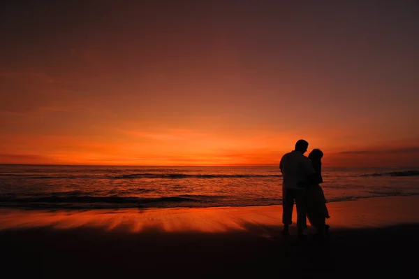 Silhouettes of a bride and groom — Stock Photo, Image