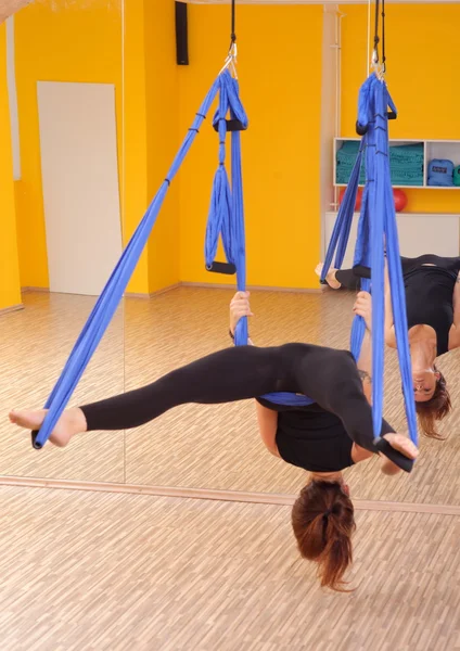 Vrouw doen antigravity oefeningen — Stockfoto